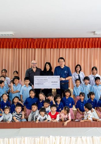 คู่สามี-ภรรยา นักการกุศล เยือนไทย มอบ 30 ทุนการศึกษาเพื่อเด็กขาดโอกาสจากมูลนิธิสันติสุข