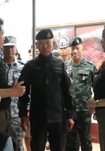 บริษัท ทองก้อนใหญ่ โฮลดิ้ง ร่วมบริจาคอุปกรณ์การเรียนการสอนและของใช้จำเป็น ช่วยเหลือทหารและประชาชนผู้ยากไร้ ต.กกสะทอน จ.เลย