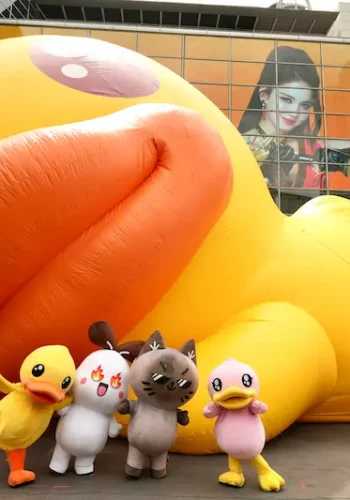 ททท. แท็กทีม B.Duck ปักแลนด์มาร์กความสนุก ในงาน “B.Duck Playful 20th – Glow In The Duck” พร้อมนำ Mascot  “น้องสุขใจ–น้องรักยิ้ม” ร่วมสร้างสีสันและเติมเต็มความสนุกให้กับนักท่องเที่ยว
